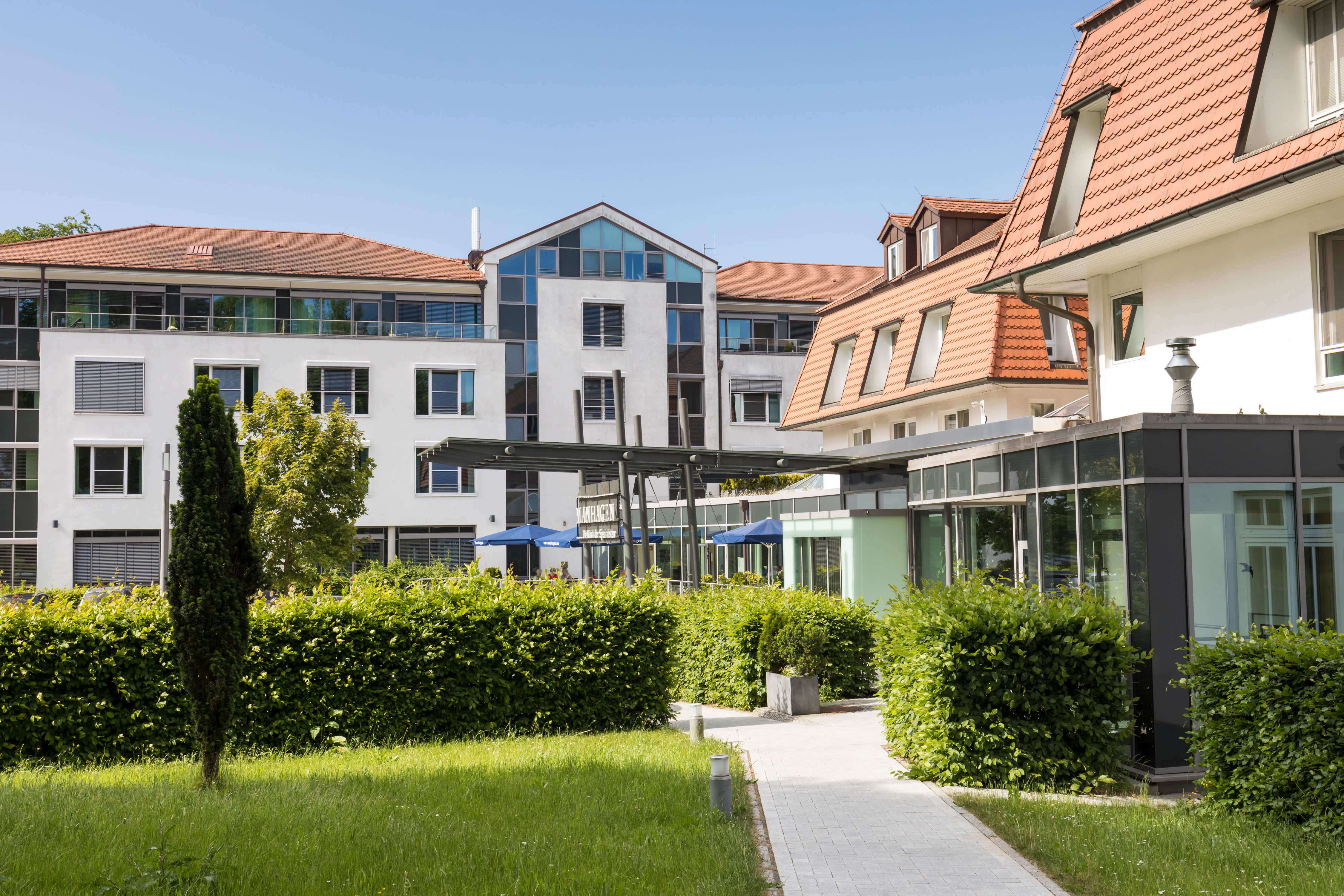 Außenansicht der Klinik Manhagen in Großhansdorf